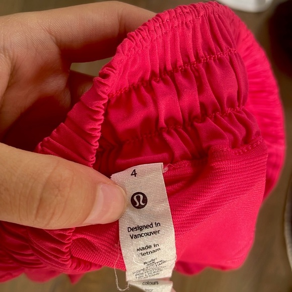 Lululemon Hotty Hot Shorts RARE- Lip gloss size 4 - Picture 2 of 5
